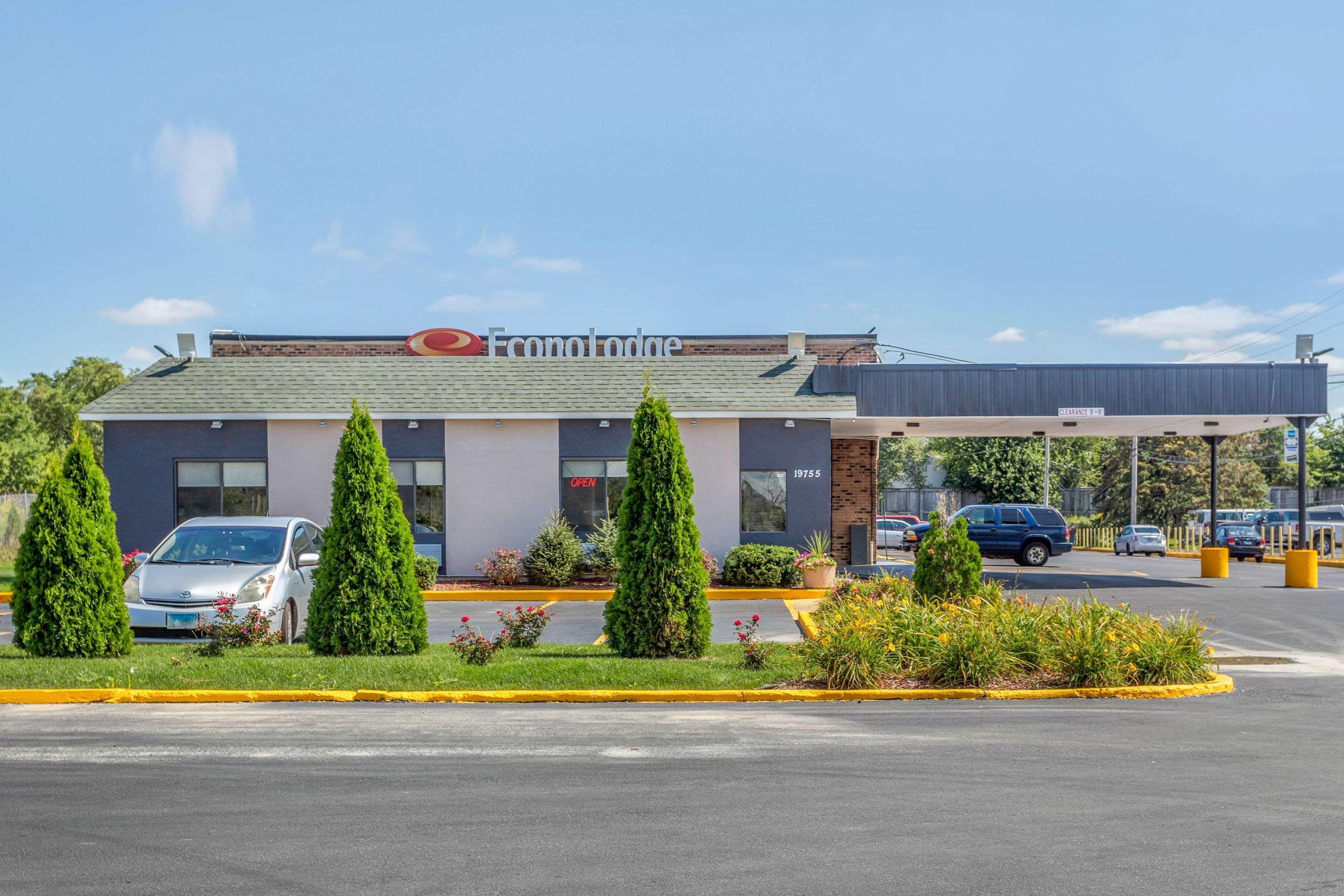 Econo Lodge Shorewood Exterior photo