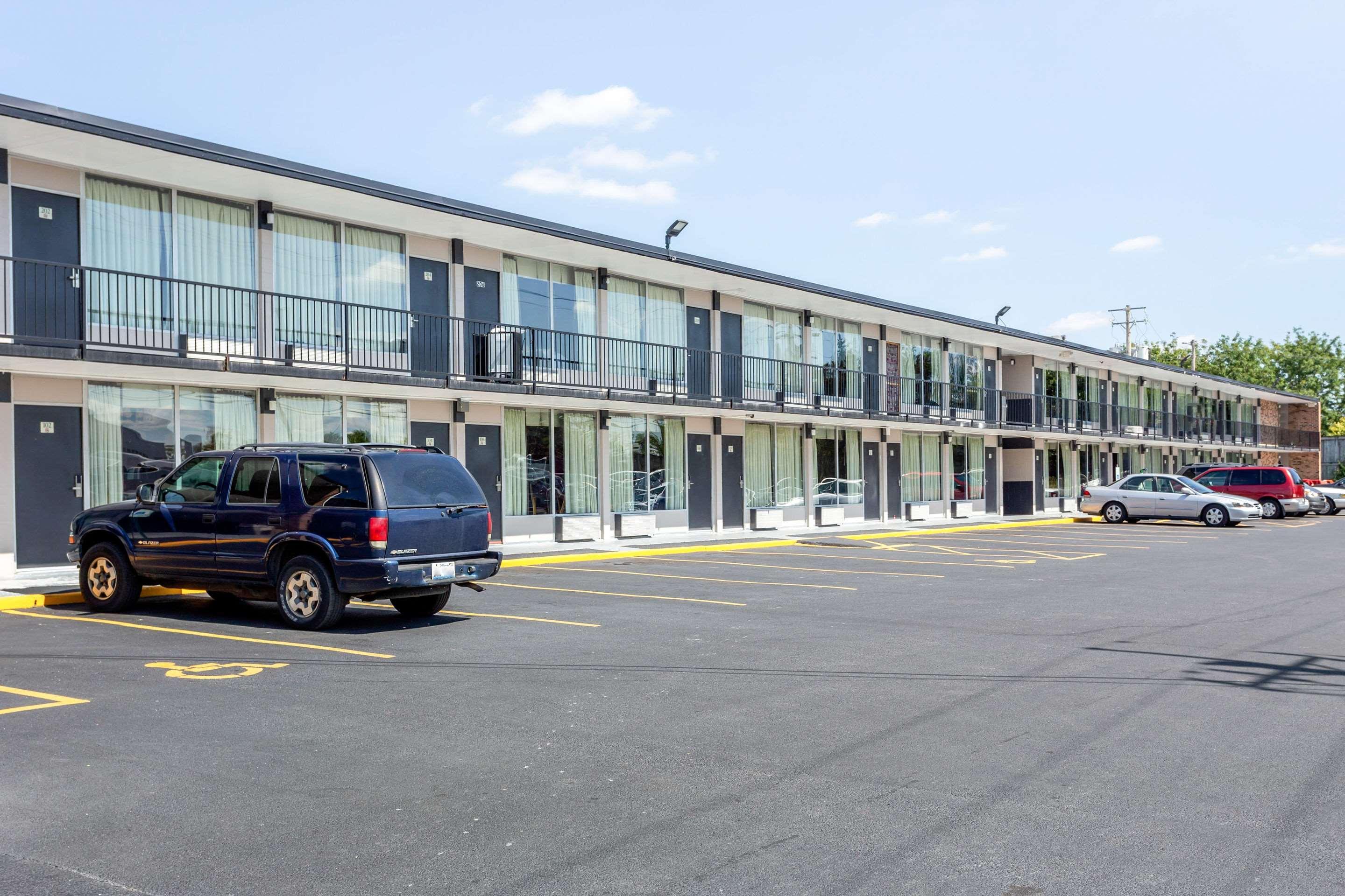 Econo Lodge Shorewood Exterior photo