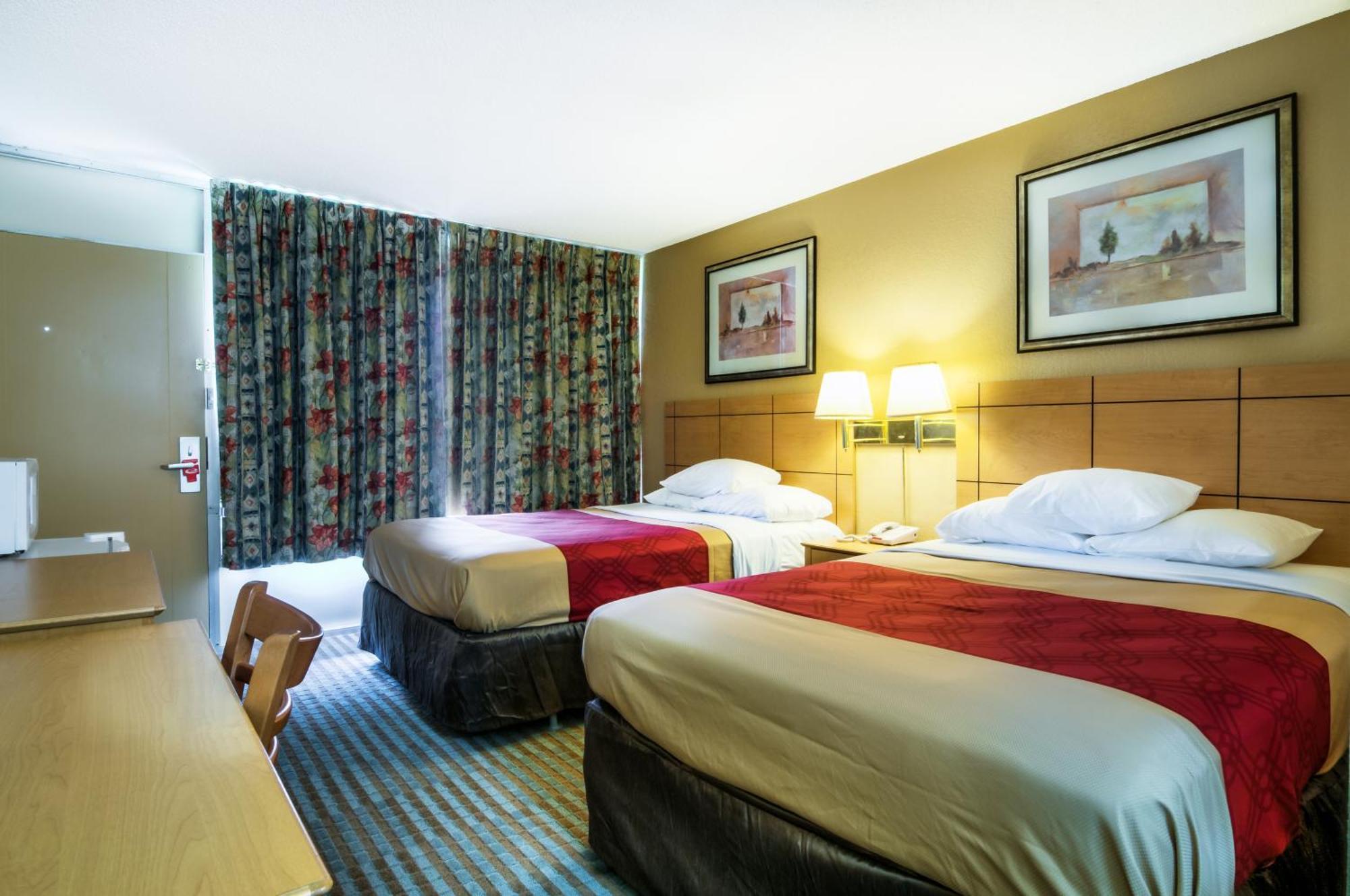 Econo Lodge Shorewood Room photo
