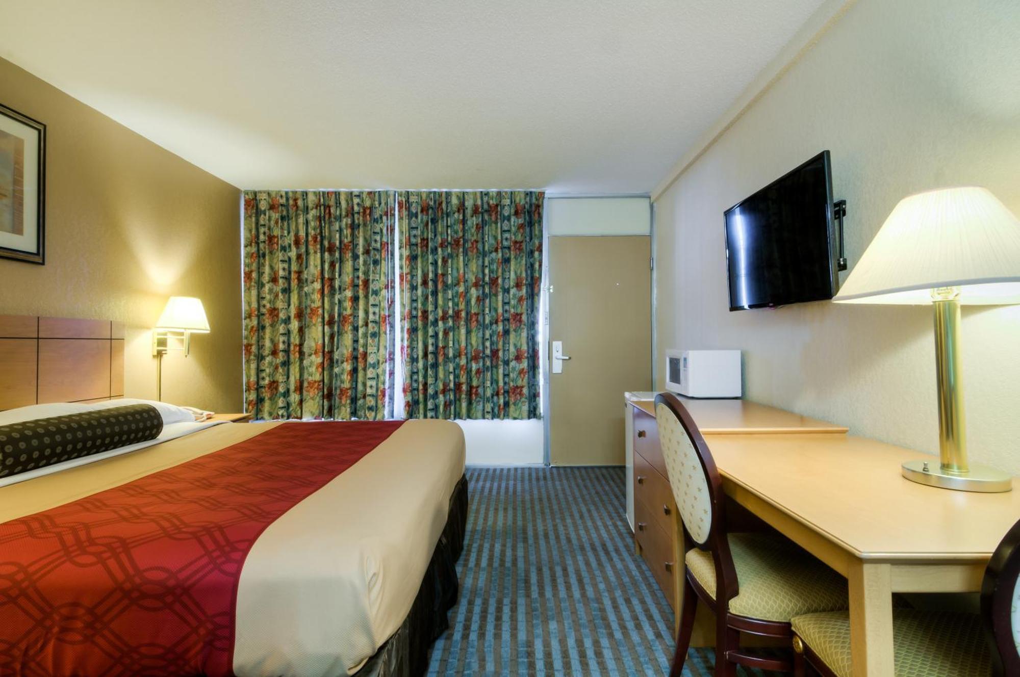 Econo Lodge Shorewood Room photo