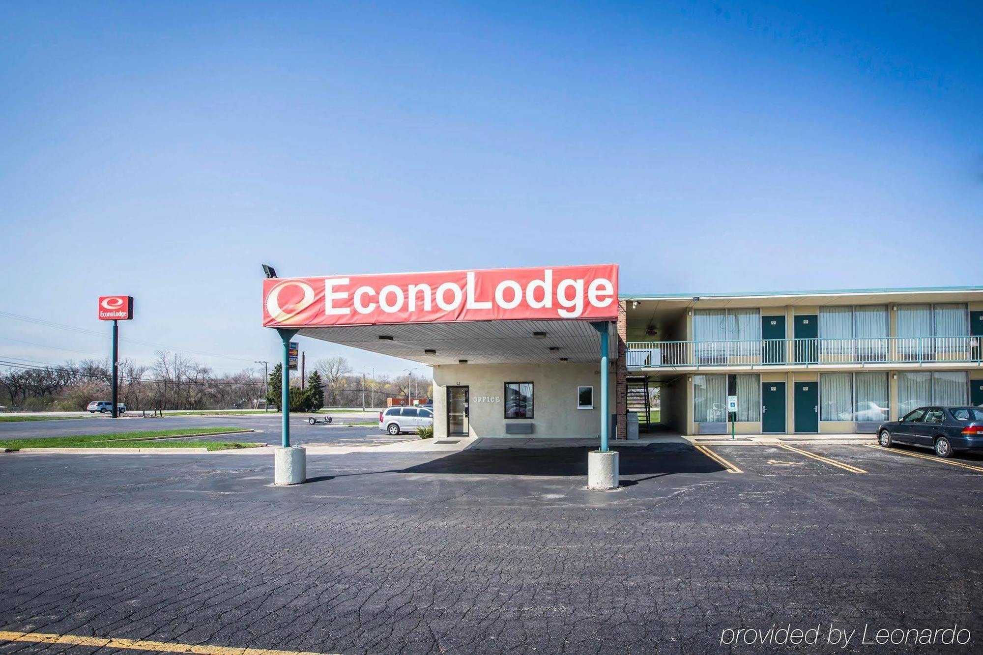 Econo Lodge Shorewood Exterior photo